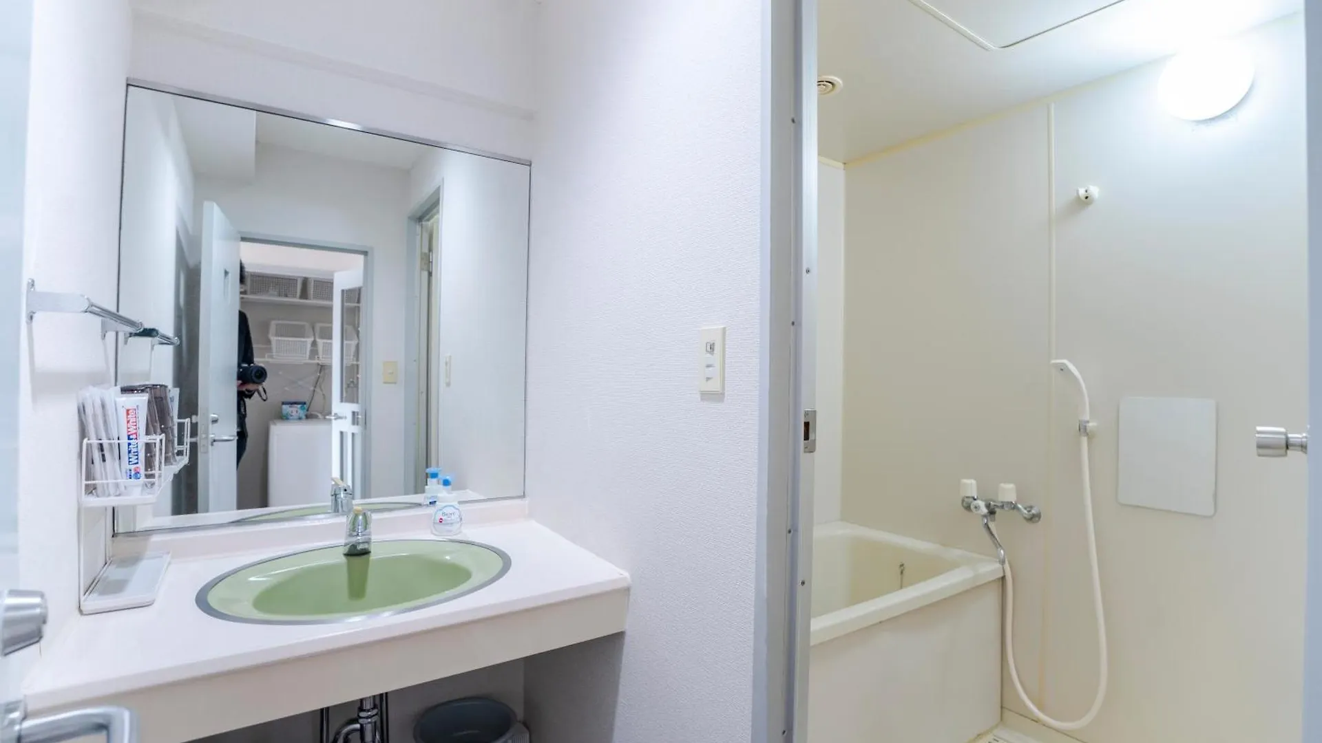 Apartment 6Th Floor 602 With Elevator, 700 Meters Walk From Nishi-Shinjuku Gochome 4 Minutes To Shinjuku, 75 Square Meters Plus 30 Square Meters Of Large Balcony Tokyo